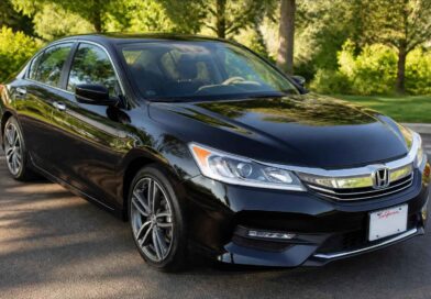Czarny Honda Accord zaparkowany na podjeździe w otoczeniu zieleni drzew