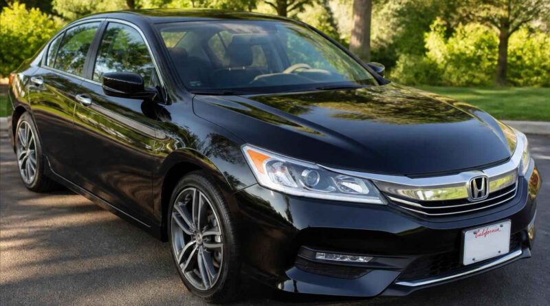 Czarny Honda Accord zaparkowany na podjeździe w otoczeniu zieleni drzew